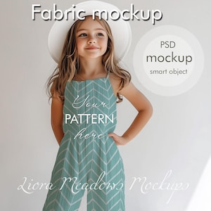 Könnte beinhalten: Ein Mädchen trägt einen weißen Hut und einen türkisblauen Overall mit einem weißen Zickzackmuster. Der Text "Your Pattern Here" ist auf dem Overall aufgedruckt. Der Text "Liora Meadows Mockups" ist unten im Bild aufgedruckt. Der Text "PSD mockup smart object" ist oben rechts im Bild aufgedruckt.