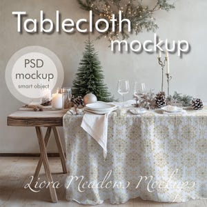 Può includere: Una tovaglia bianca con un motivo a fiocco di neve dorato, posta su un tavolo di legno con un piccolo albero di Natale, candele e bicchieri. Il testo "Tablecloth mockup" è scritto sopra il tavolo e "PSD mockup smart object" è scritto in un cerchio a sinistra del tavolo.