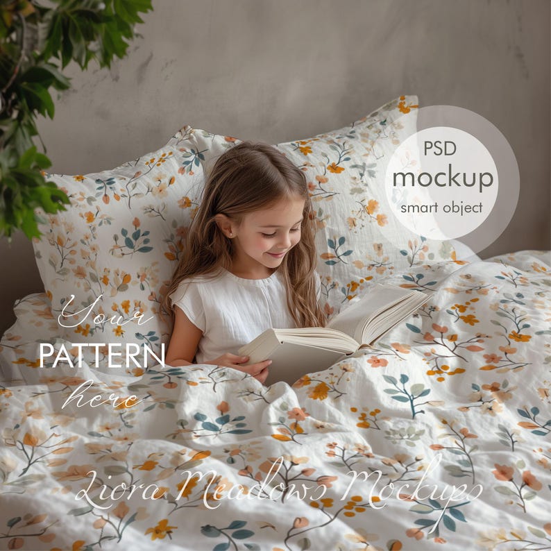 Puede incluir: Una ni&ntilde;a peque&ntilde;a leyendo un libro mientras est&aacute; sentada en la cama con una funda n&oacute;rdica con estampado floral. La funda n&oacute;rdica tiene un fondo blanco con peque&ntilde;os dise&ntilde;os florales amarillos, naranjas y verdes. El texto "Your Pattern Here" es visible en la imagen.
