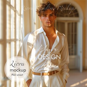 Op de afbeelding: Een wit overhemd met knopen, een losse pasvorm en lange mouwen. Het overhemd is bovenaan open, waardoor een gouden ketting zichtbaar is. De tekst "Your DESIGN here" is over het overhemd gelegd.