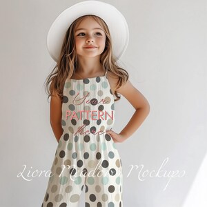 K&ouml;nnte beinhalten: Ein junges M&auml;dchen tr&auml;gt einen wei&szlig;en Hut und einen &auml;rmellosen Polka-Dot-Jumpsuit in den Farben Hellblau, Beige und Braun. Der Text "Your Pattern Here" ist auf den Jumpsuit gelegt.