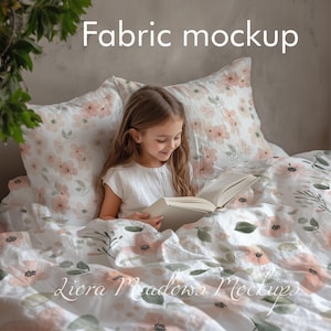 Puede incluir: Una ni&ntilde;a peque&ntilde;a leyendo un libro mientras est&aacute; sentada en la cama con un juego de ropa de cama floral blanca y rosa. La ropa de cama tiene un patr&oacute;n floral de acuarela con flores rosas y hojas verdes. El texto "Liora Meadows Mockups" es visible en la esquina inferior derecha de la imagen.
