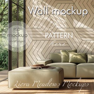 Puede incluir: Una maqueta de pared con una pared beige con un patrón geométrico. La pared está en una sala de estar con un sofá verde claro y un otomano verde claro. El texto "Your Pattern Here" está escrito en la pared.