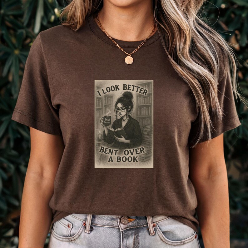 Camiseta "Debruçada sobre um Livro", para Amantes de Livros, Presente Literário, Camiseta para Escritores, Blusa para Fãs de Leitura, Leitor(a) Erótico(a), Leitor(a) Apimentado(a), Dark Academia imagem 5