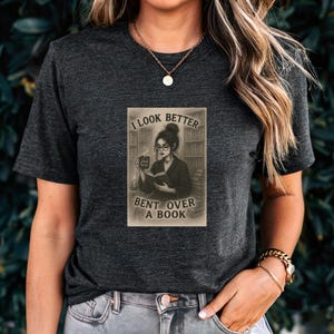 Camiseta "Debruçada sobre um Livro", para Amantes de Livros, Presente Literário, Camiseta para Escritores, Blusa para Fãs de Leitura, Leitor(a) Erótico(a), Leitor(a) Apimentado(a), Dark Academia imagem 3