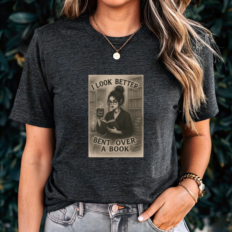 Camiseta "Debruçada sobre um Livro", para Amantes de Livros, Presente Literário, Camiseta para Escritores, Blusa para Fãs de Leitura, Leitor(a) Erótico(a), Leitor(a) Apimentado(a), Dark Academia imagem 3