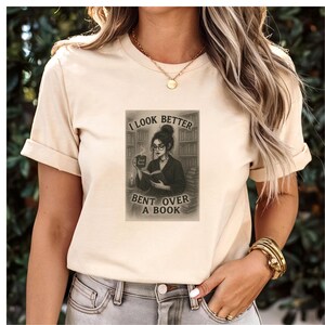 Camiseta "Debruçada sobre um Livro", para Amantes de Livros, Presente Literário, Camiseta para Escritores, Blusa para Fãs de Leitura, Leitor(a) Erótico(a), Leitor(a) Apimentado(a), Dark Academia imagem 6