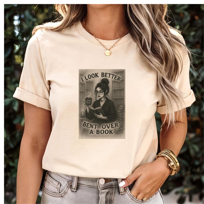Camiseta "Debruçada sobre um Livro", para Amantes de Livros, Presente Literário, Camiseta para Escritores, Blusa para Fãs de Leitura, Leitor(a) Erótico(a), Leitor(a) Apimentado(a), Dark Academia imagem 6