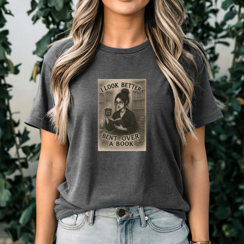Camiseta "Debruçada sobre um Livro", para Amantes de Livros, Presente Literário, Camiseta para Escritores, Blusa para Fãs de Leitura, Leitor(a) Erótico(a), Leitor(a) Apimentado(a), Dark Academia imagem 4