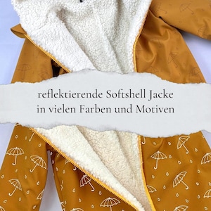 Może przedstawiać: Żółta kurtka softshell z białym polarem w środku. Kurtka zapinana na zamek błyskawiczny, z kapturem. Tkanina ma biały nadruk z parasolami i kroplami deszczu. Na kurtce widoczny jest napis "reflektierende Softshell Jacke in vielen Farben und Motiven".