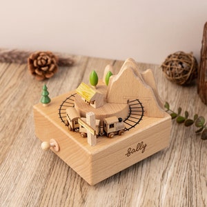Caja de música de tren de madera, caja de música hecha a mano de madera personalizada, caja de música de cumpleaños de niño de tren, regalo de caja de música personalizada, regalo de baby shower