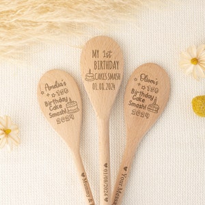 Cucchiaio di legno personalizzato per torta di primo compleanno, cucchiaio per il premio del nome del bambino, nome inciso sul manico, regalo di compleanno, regalo di memoria Keep Safe