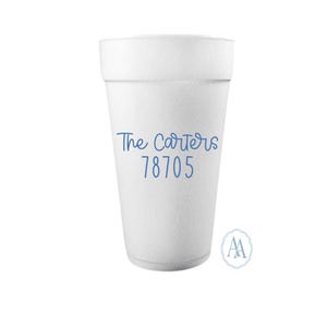 Peut inclure: Un gobelet en mousse blanc avec le texte "The Carters" et le numéro "78705" en bleu. Un petit logo circulaire est dans le coin inférieur droit. Le gobelet est conique et a un bord roulé.