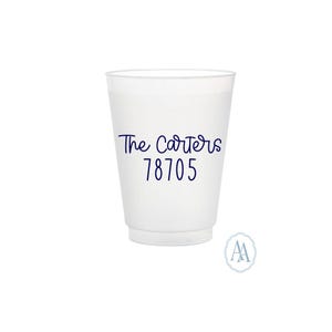 以下が含まれることがあります： 「The Carters」の文字と数字「78705」が紺色の筆記体で書かれた白いプラスチックカップ。 シンプルでクリーンなデザインで、様々なイベントに適しています。