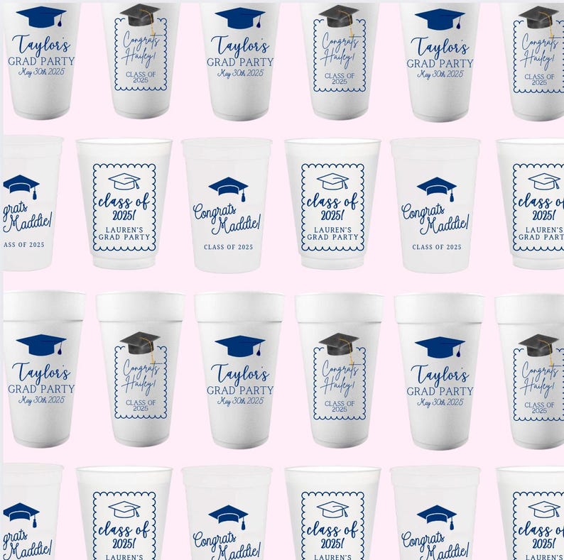 Peut inclure: Douze gobelets en mousse blanche avec des motifs sur le th&egrave;me de la remise des dipl&ocirc;mes. Les gobelets pr&eacute;sentent du texte et des graphismes bleus et noirs, y compris des chapeaux de graduation, les mots "F&eacute;licitations" et "Classe de 2025", ainsi que les noms "Taylor's" et "Maddiel".