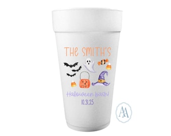 Pode incluir: Um copo de espuma branco com texto laranja que diz "The Smith's" e "Halloween bash! 10.31.25". A caneca é decorada com ilustrações temáticas de Halloween, incluindo morcegos, um fantasma, doces de milho, uma abóbora e um chapéu de bruxa.