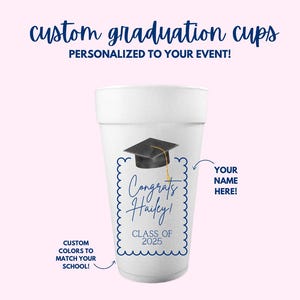 Peut inclure: Gobelet en mousse blanche avec un motif de chapeau de graduation bleu et or. Le texte indique "F&eacute;licitations Hailey ! Classe de 2025".