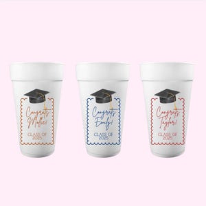 Peut inclure: Trois gobelets en mousse blanche avec des motifs sur le th&egrave;me de la remise des dipl&ocirc;mes. Chaque gobelet est d&eacute;cor&eacute; d'un bonnet de dipl&ocirc;m&eacute; noir avec des garnitures dor&eacute;es, d'une bordure blanche et d'un message personnalis&eacute;. Le premier gobelet dit "Congrats Mallie!" en orange avec une &eacute;tiquette de classe de 2025. Le deuxi&egrave;me gobelet dit "Congrats Emily!" en bleu avec une &eacute;tiquette de classe de 2025. Le troisi&egrave;me gobelet dit "Congrats Taylor!" en rouge avec une &eacute;tiquette de classe de 2025.