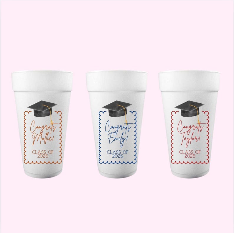 Peut inclure: Trois gobelets en mousse blanche avec des motifs sur le th&egrave;me de la remise des dipl&ocirc;mes. Chaque gobelet est d&eacute;cor&eacute; d'un bonnet de dipl&ocirc;m&eacute; noir avec des garnitures dor&eacute;es, d'une bordure blanche et d'un message personnalis&eacute;. Le premier gobelet dit "Congrats Mallie!" en orange avec une &eacute;tiquette de classe de 2025. Le deuxi&egrave;me gobelet dit "Congrats Emily!" en bleu avec une &eacute;tiquette de classe de 2025. Le troisi&egrave;me gobelet dit "Congrats Taylor!" en rouge avec une &eacute;tiquette de classe de 2025.