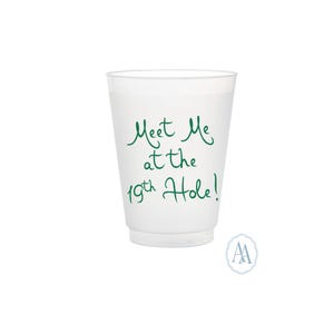 Op de afbeelding: Een witte plastic beker met de tekst "Meet Me at the 19th Hole!" in groene letters. De beker heeft een eenvoudig, strak ontwerp, geschikt voor drankjes tijdens een golftocht of feest. Een klein logo is rechtsonder zichtbaar.