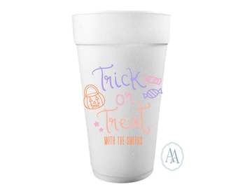 Pode incluir: Um copo de espuma branco com as palavras "Trick or Treat" em escrita roxa e laranja, juntamente com gráficos de abóbora e doces. O texto "WITH THE SMITHS" está abaixo. Um copo de festa com tema de Halloween.