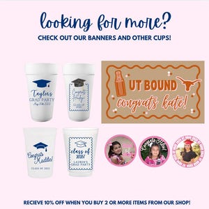 Peut inclure: Un ensemble de d&eacute;corations de f&ecirc;te de fin d'&eacute;tudes comprenant des gobelets en mousse personnalis&eacute;s avec des toques de fin d'&eacute;tudes bleues et blanches, une banni&egrave;re avec le texte "UT BOUND congrats kate!" en orange et marron, et des autocollants ronds roses et blancs avec le texte "Congrats Alex" et "Class of 2025".