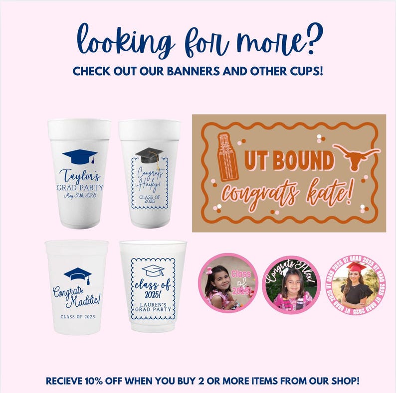 Peut inclure: Un ensemble de d&eacute;corations de f&ecirc;te de fin d'&eacute;tudes comprenant des gobelets en mousse personnalis&eacute;s avec des toques de fin d'&eacute;tudes bleues et blanches, une banni&egrave;re avec le texte "UT BOUND congrats kate!" en orange et marron, et des autocollants ronds roses et blancs avec le texte "Congrats Alex" et "Class of 2025".
