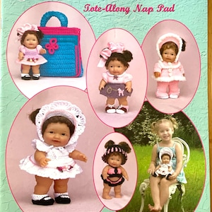 Puede incluir: Portada de libro con el título "Tootsie Toddler and her Tote-Along Nap Pad". Muestra muñecas de ganchillo con diferentes atuendos, un bolso de ganchillo y una niña con una muñeca. El diseño utiliza rosa, azul y blanco.