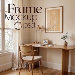 Puede incluir: Un escritorio de madera con una silla blanca y un dibujo abstracto enmarcado en la pared. Una pequeña planta en maceta se encuentra en el escritorio, y una lámpara está en el escritorio. El escritorio está en una habitación con una ventana y cortinas blancas.