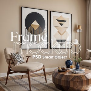 Puede incluir: Dos impresiones de arte abstracto enmarcadas con marcos negros colgadas en una pared beige sobre una mesa de café de madera con un diseño geométrico. Un sillón beige con un cojín estampado en blanco y negro se encuentra frente a la mesa.