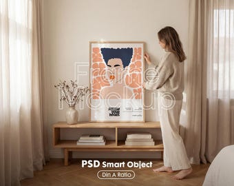 Mockup ramki DIN A w formacie PSD: grafika ścienna z postacią, inteligentny obiekt PSD (pobranie cyfrowe)