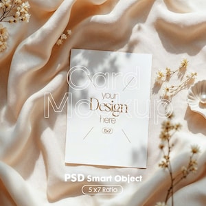 Modèle PSD de maquette de carte 5 x 7, maquette de papeterie blanche minimaliste pour mariage, baby shower et cartes d'invitation, objet intelligent modifiable