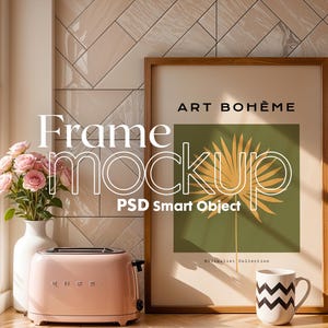 Puede incluir: Una tostadora rosa con una maqueta de marco de madera que presenta una ilustración verde y amarilla de una palmera con el texto "Art Bohème" y "Colección Minimalista".