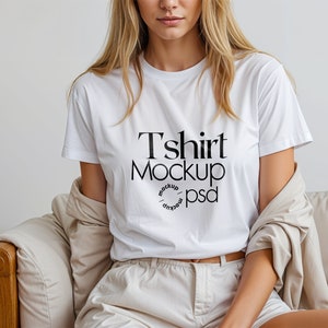 Pode incluir: Mockup de camiseta branca com o texto "T-shirt Mockup psd" impresso na frente.