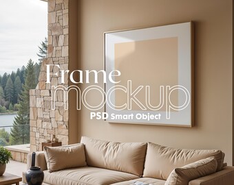 Peut inclure: Un canapé beige avec un grand tableau encadré suspendu au-dessus. Le tableau a un fond brun clair et une bordure blanche. Le canapé est dans une pièce avec un mur en pierre et une fenêtre donnant sur une forêt et un lac.
