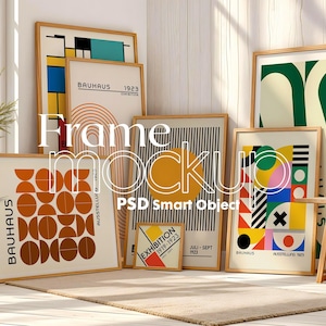 Puede incluir: Una maqueta de un conjunto de seis marcos de fotos de madera con diferentes diseños geométricos en tonos de marrón, amarillo, rojo, rosa, verde y blanco. Los marcos están dispuestos en una pared blanca con un suelo de madera y una alfombra.