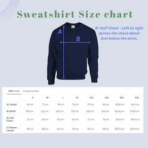 K&ouml;nnte beinhalten: Gr&ouml;&szlig;entabelle f&uuml;r marineblaue Sweatshirts mit Ma&szlig;en in Zentimetern und Zoll. Die Tabelle enth&auml;lt L&auml;nge, Breite, halbe Brust und &Auml;rmell&auml;nge f&uuml;r die Gr&ouml;&szlig;en S bis 5XL. Der Text "Sweatshirt Size chart" steht oben.
