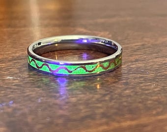 Peridot z miedzianą inkrustacją na pierścieniu ze stali nierdzewnej