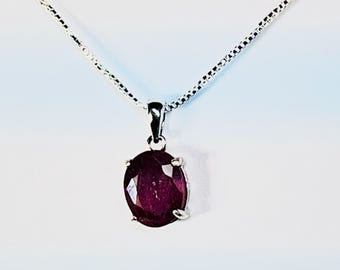 3,90 ct. Certyfikowany naturalny czerwony rubin z Mozambiku o szlifie owalnym, osadzony w srebrze próby 925, z łańcuszkiem o długości 16 cali wykonanym ze srebra próby 925.