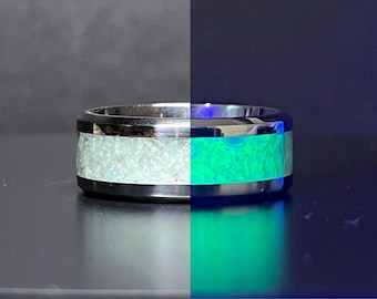 Anello in vetro di uranio, piccoli pezzi su sfondo bianco.