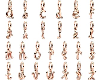 Charm Pandora Rose con inicial en oro rosa, plata de ley 925.