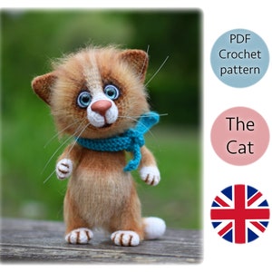 Può includere: Un giocattolo a uncinetto a forma di gatto con pelliccia arancione e bianca, una sciarpa blu e grandi occhi blu. Il gatto è in piedi su una superficie di legno. L'immagine include anche del testo che dice "PDF Crochet pattern" e "The Cat".