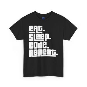 Könnte beinhalten: Schwarzes T-Shirt mit dem weißen Text "Eat. Sleep. Code. Repeat." in einer fetten, blockartigen Schriftart. Das T-Shirt ist ein klassischer Rundhalsausschnitt, geeignet für Freizeitkleidung.