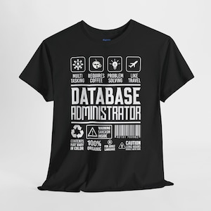 Könnte beinhalten: Schwarzes T-Shirt mit weißem Text und Grafiken. Das Shirt trägt die Aufschrift "DATABASE ADMINISTRATOR" mit Symbolen für Multitasking, Kaffee, Problemlösung und Reisen. Zusätzlicher Text lautet "Warning: Sarcasm Inside."