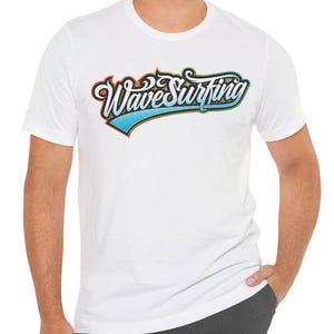 Wave Surfing uniseks T-shirt, Surf T-shirt, Ocean Beach Shirt, Summer Vibes Top, Surf Lover Gift, Coastal Apparel