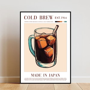 Op de afbeelding: Een poster met een vintage uitstraling met een glas ijskoffie met de tekst "COLD BREW EST. 1964" en "MADE IN JAPAN".