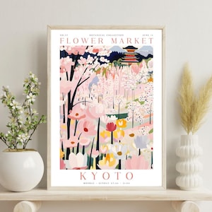 Op de afbeelding: Een kleurrijke poster met een botanische illustratie van een bloemenmarkt in Kyoto, Japan. De poster toont een pagode, kersenbloesems en een verscheidenheid aan bloemen in roze, geel en blauw. De tekst op de poster luidt "Flower Market, Kyoto, Monday - Sunday 07:00 - 21:00".
