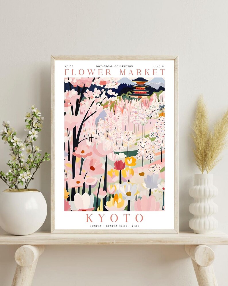 Op de afbeelding: Een kleurrijke poster met een botanische illustratie van een bloemenmarkt in Kyoto, Japan. De poster toont een pagode, kersenbloesems en een verscheidenheid aan bloemen in roze, geel en blauw. De tekst op de poster luidt "Flower Market, Kyoto, Monday - Sunday 07:00 - 21:00".