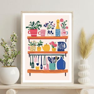 Puede incluir: Una ilustraci&oacute;n colorida de un estante de cocina con plantas, tazas, una tetera, una jarra y utensilios de cocina. El estante est&aacute; hecho de madera y tiene un fondo rosa claro.