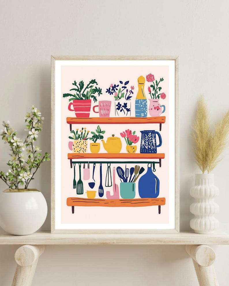 Puede incluir: Una ilustraci&oacute;n colorida de un estante de cocina con plantas, tazas, una tetera, una jarra y utensilios de cocina. El estante est&aacute; hecho de madera y tiene un fondo rosa claro.